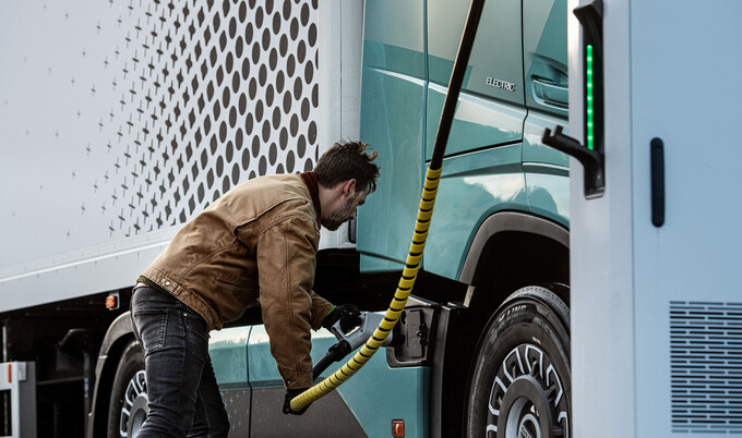 Nijwa Zero Volvo Trucks Electric laadpaal met oplaadkabel Nijwa Zero Volvo Trucks Electric laadpaal met oplaadkabel