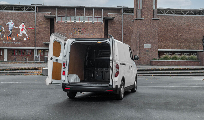 Nijwa zero Maxus eDeliver 3 elektrische bestelbus laadruimte met open deuren Nijwa zero Maxus eDeliver 3 elektrische bestelbus laadruimte met open deuren