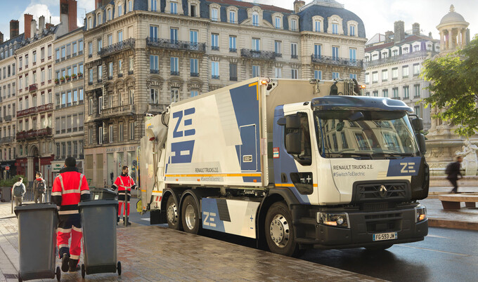  Renault trucks d wide ze elektrische vuilniswagen haalt vuilnis op
