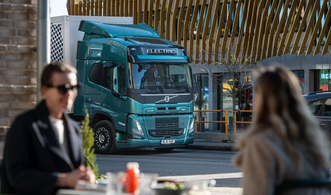Volvo Trucks FM Electrische vrachtwagen rijdt door stad