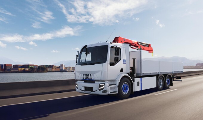 Nijwa-zero-Renault-Trucks-D-E-Tech-riijdend-op-brug-driekwart Nijwa-zero-Renault-Trucks-D-E-Tech-riijdend-op-brug-driekwart