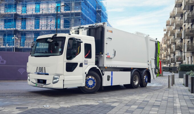 Nijwa-zero-Renault-Trucks-D-Wide-E-Tech-vuilniswagen-rijdend-op-rotonde