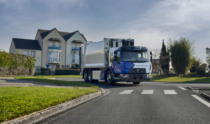 Nijwa-zero-Renault-Trucks-D-Wide-E-Tech-vuilniswagen-rijdend-op-rotonde-groot