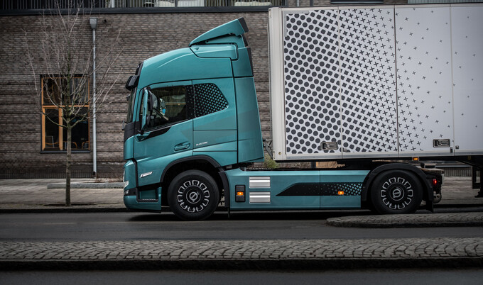 Volvo Trucks FM Electric zijaanzicht van de zijkant 