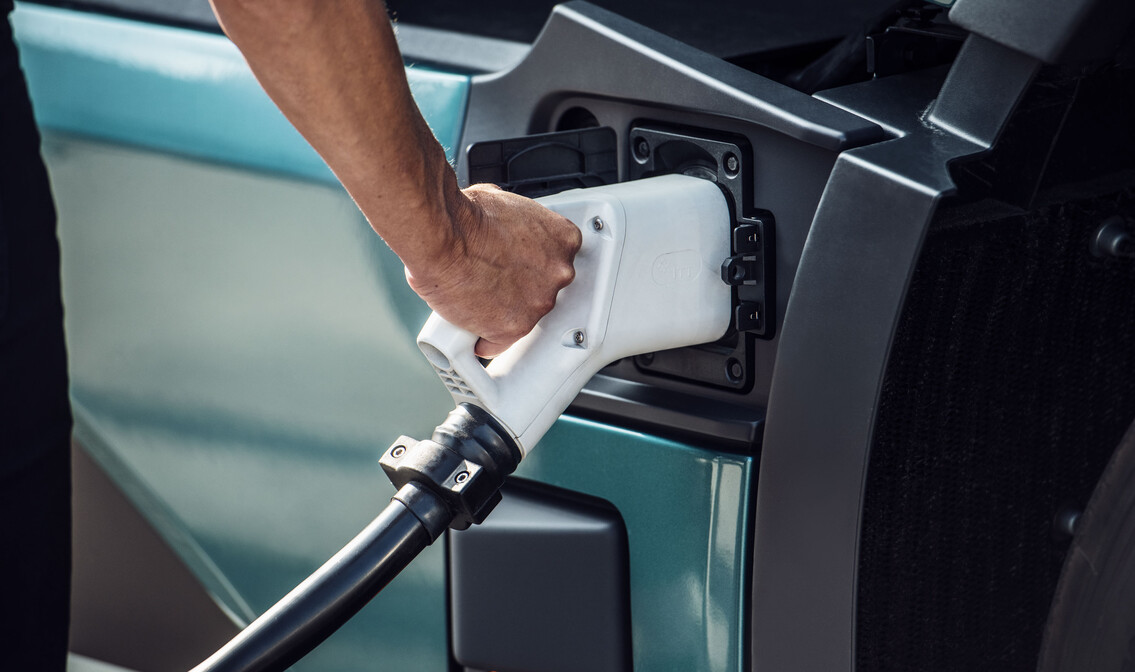 Nijwa Zero Volvo Trucks elektrische vrachtwagen opladen met laadkabel Nijwa Zero Volvo Trucks elektrische vrachtwagen opladen met laadkabel