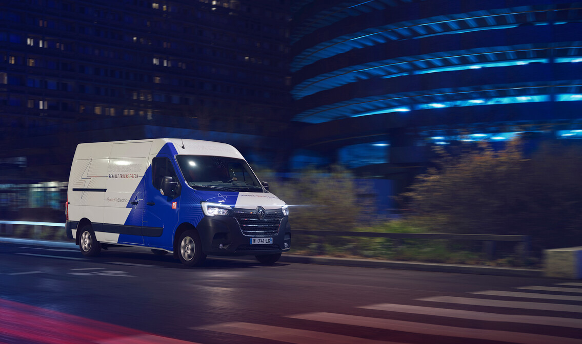 Nijwa-zero-Renault-Master-E-Tech-bestelwagen-rijdend-'s-nachts-in-de-stad