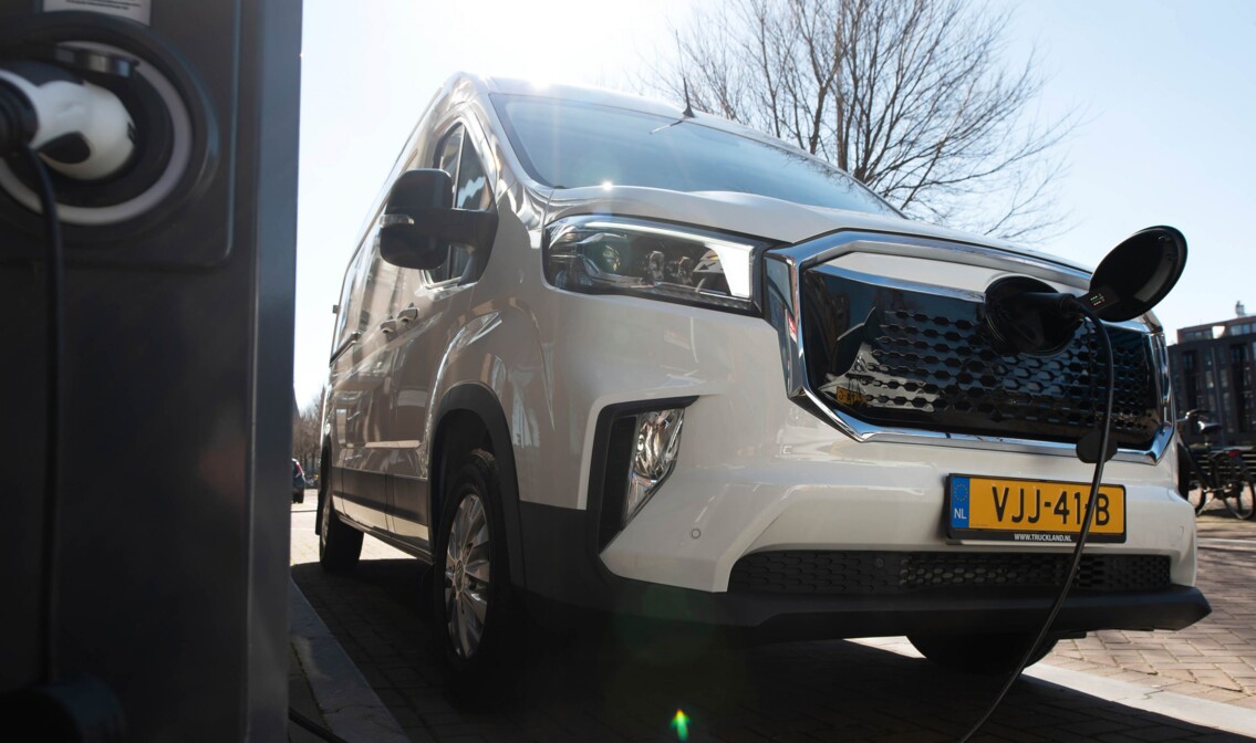 Nijwa zero Maxus eDeliver 9 elektrische bedrijfswagen opladen aan laadpaal