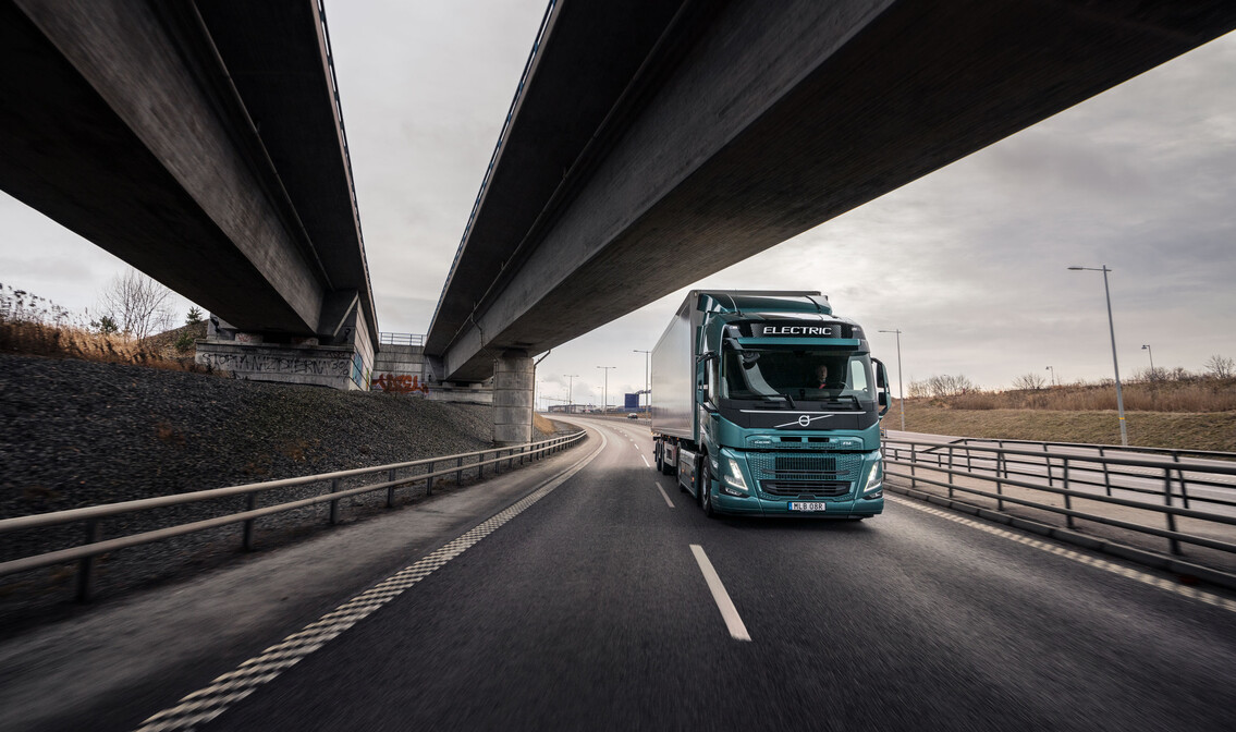 Volvo Trucks FM Electric distributie vrachtwagen rijdt onder viaduct