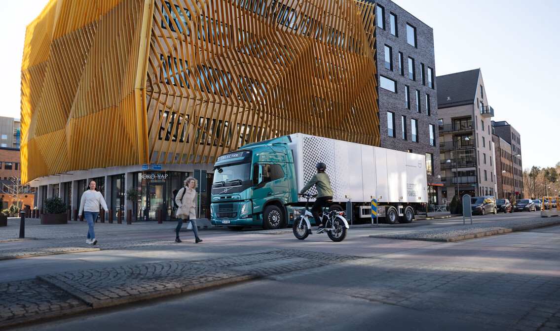 Volvo FM Electric staat stil bij zebrapad Volvo FM Electric staat stil bij zebrapad