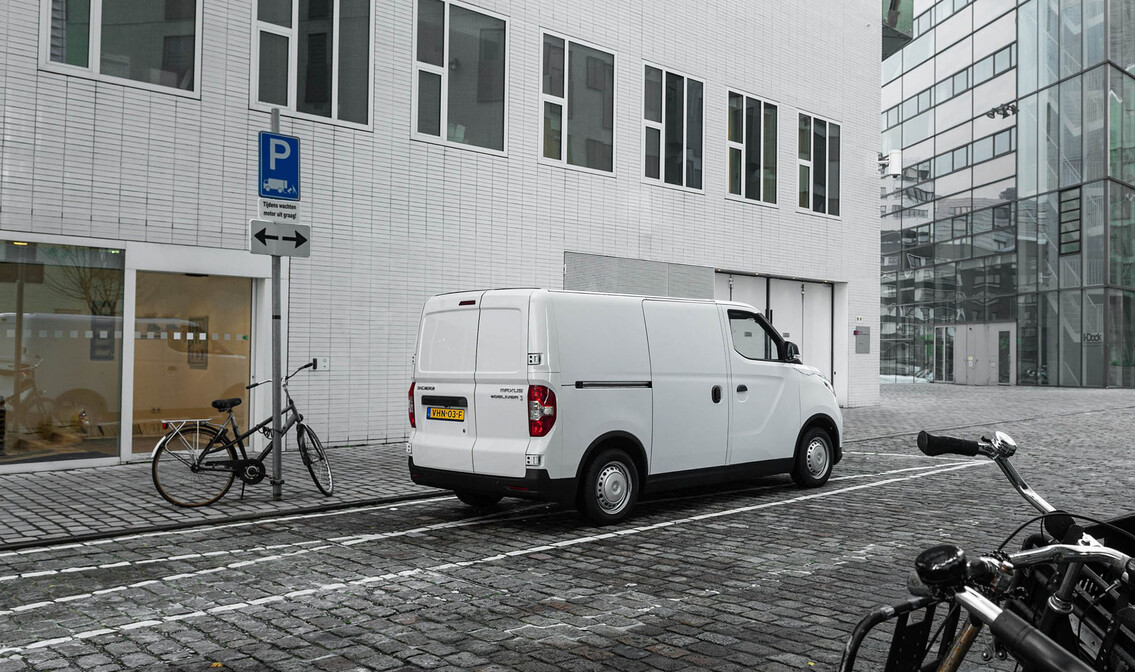 Nijwa zero witte Maxus eDeliver 3 elektrische bestelwagen in de stad