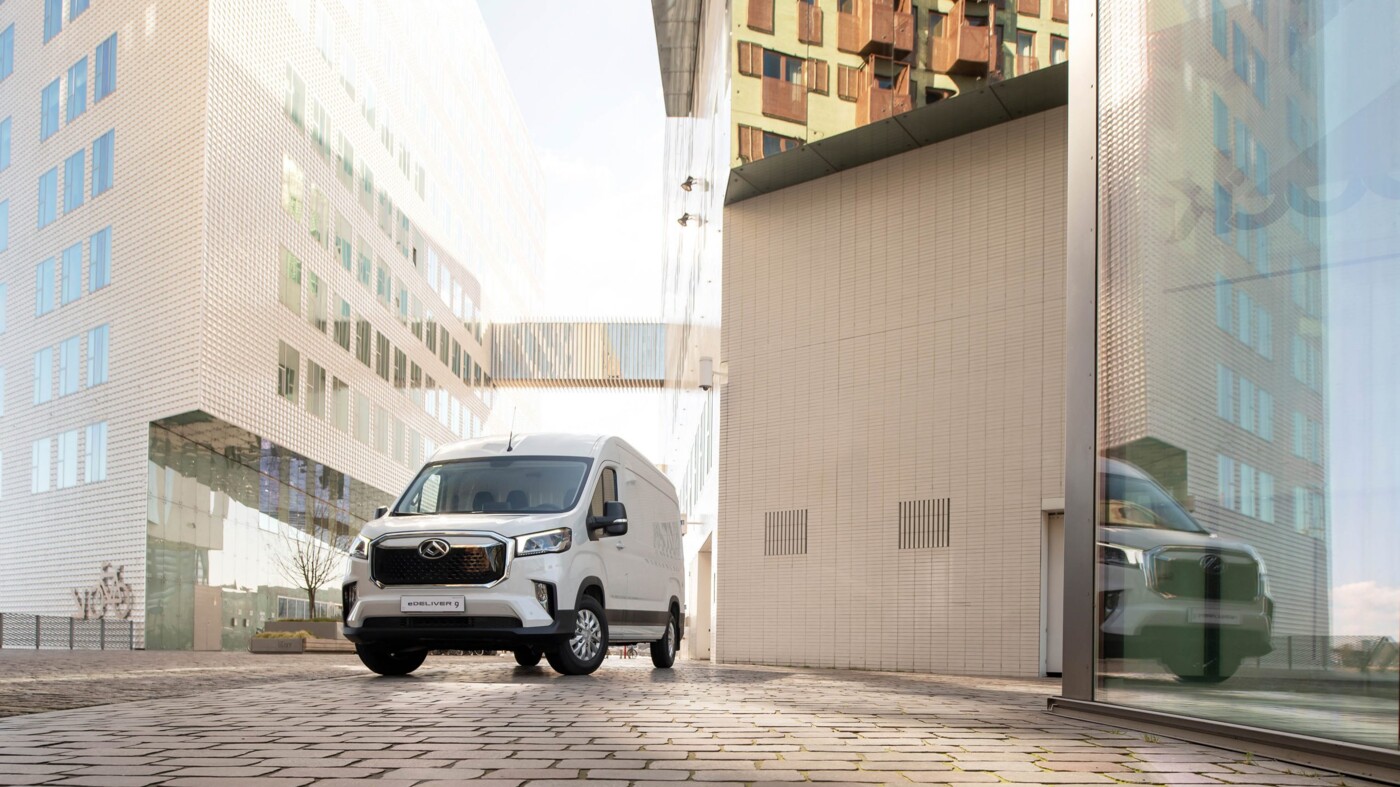 Nijwa zero witte Maxus eDeliver 9 elektrische bus in de stad