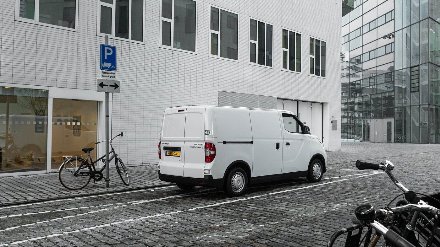 Nijwa zero witte Maxus eDeliver 3 elektrische bestelwagen in de stad